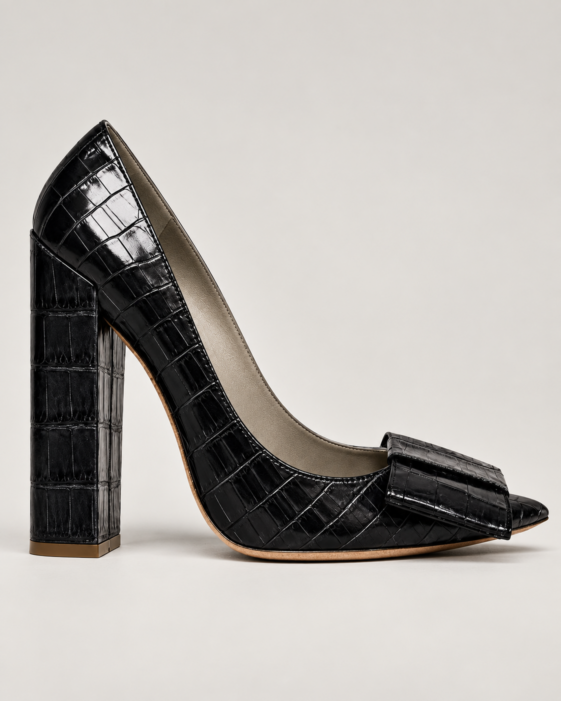 Side view of the black LIGNES D’OMBRE croc-effect bow pumps, showing the pointed toe, structured bow and tall block heel.