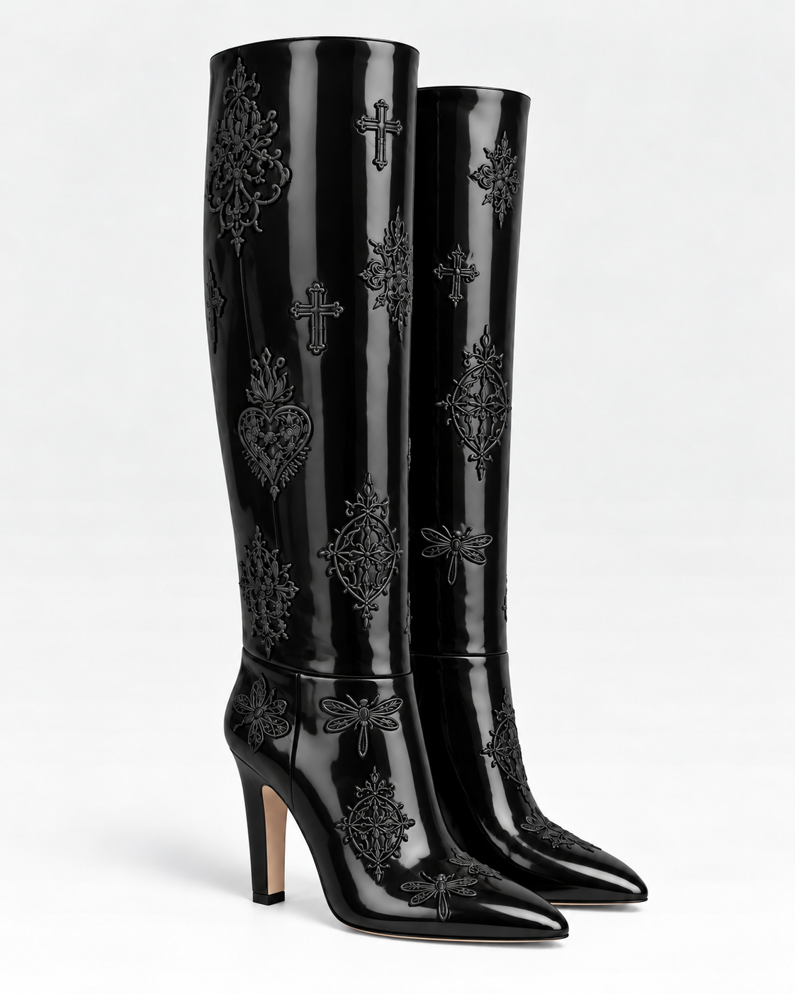 Three-quarter view of the black patent leather LIGNES D’OMBRE embroidered block-heel tall boots, showing the high-shine finish and pointed toes.